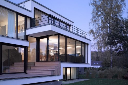 Nitidez frescura y dinamismo de fachada minimalista en bosque aleman 